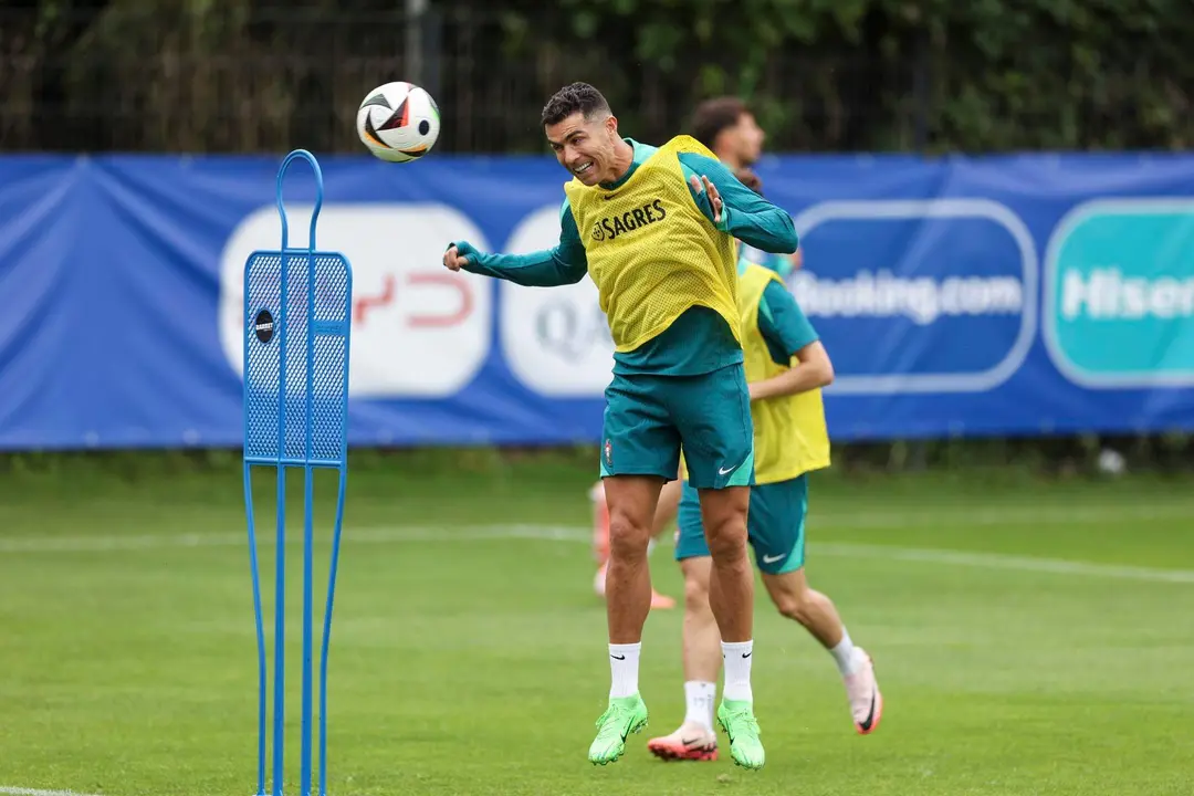 El jugador portugu&eacute;s Cristiano Ronaldo participa en una sesi&oacute;n de entrenamiento de su selecci&oacute;n en Harsewinkel, Alemania. EFE/EPA/MIGUEL A. LOPEZ