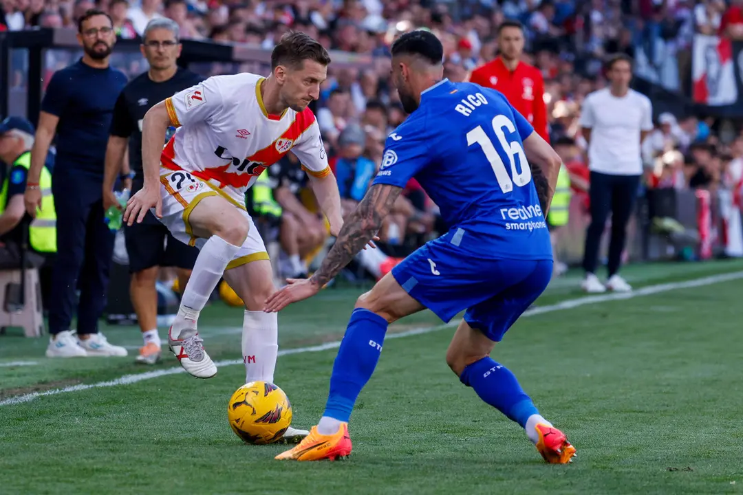 El defensa alban&eacute;s del Rayo Vallecano Iv&aacute;n Balliu en una imagen de archivo de esta temporada.-EFE/ Javier Liz&oacute;n