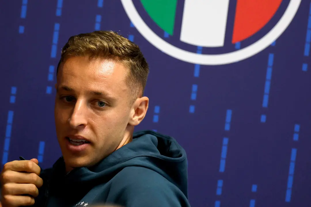 El centrocampista italiano Davide Frattesi durante la rueda de prensa convocada este lunes en el lugar de concentraci&oacute;n de la selecci&oacute;n de Italia, en la localidad alemana de Iserlohn, de cara al partido de la Eurocopa que disputar&aacute; el combinado contra Espa&ntilde;a el pr&oacute;ximo jueves..EFE/ Alberto Est&eacute;vez