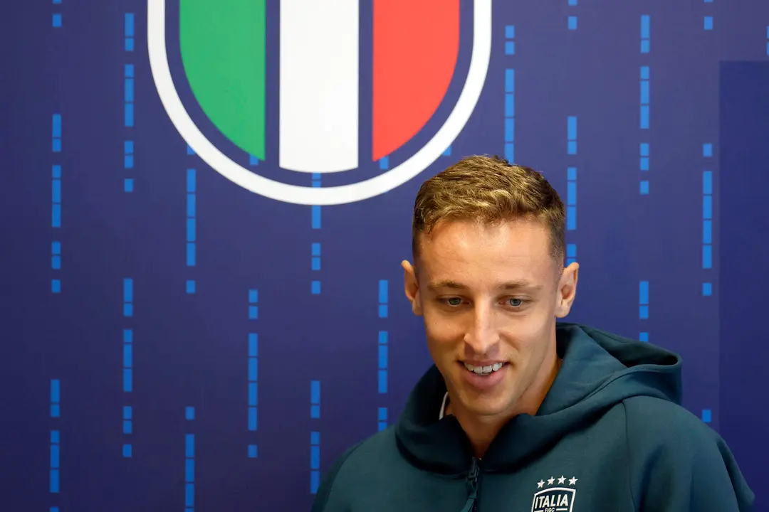 El centrocampista italiano Davide Frattesi durante la rueda de prensa convocada este lunes en el lugar de concentraci&oacute;n de la selecci&oacute;n de Italia.EFE/ Alberto Est&eacute;vez