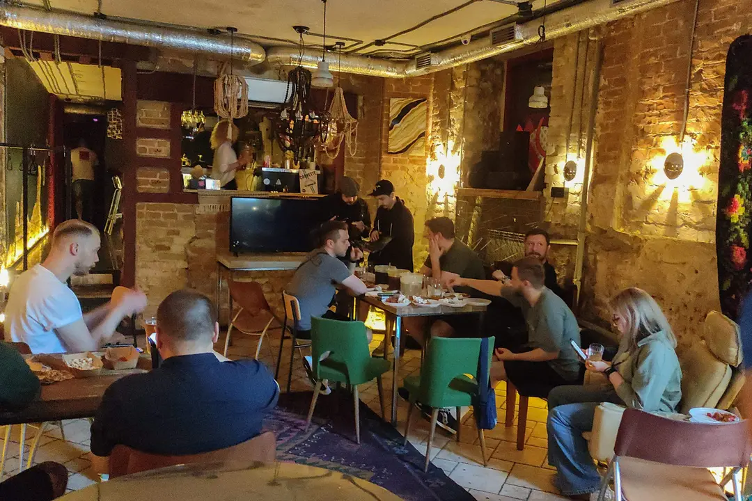 Aficionados ucranianos tratan de encontrar una forma de ver en el ordenador el Ruman&iacute;a-Ucrania de la Eurocopa en un pub Kiev despu&eacute;s de que se interrumpiera poco despu&eacute;s del comienzo de la segunda parte la retransmisi&oacute;n oficial del partido. EFE/Marcel Gasc&oacute;n