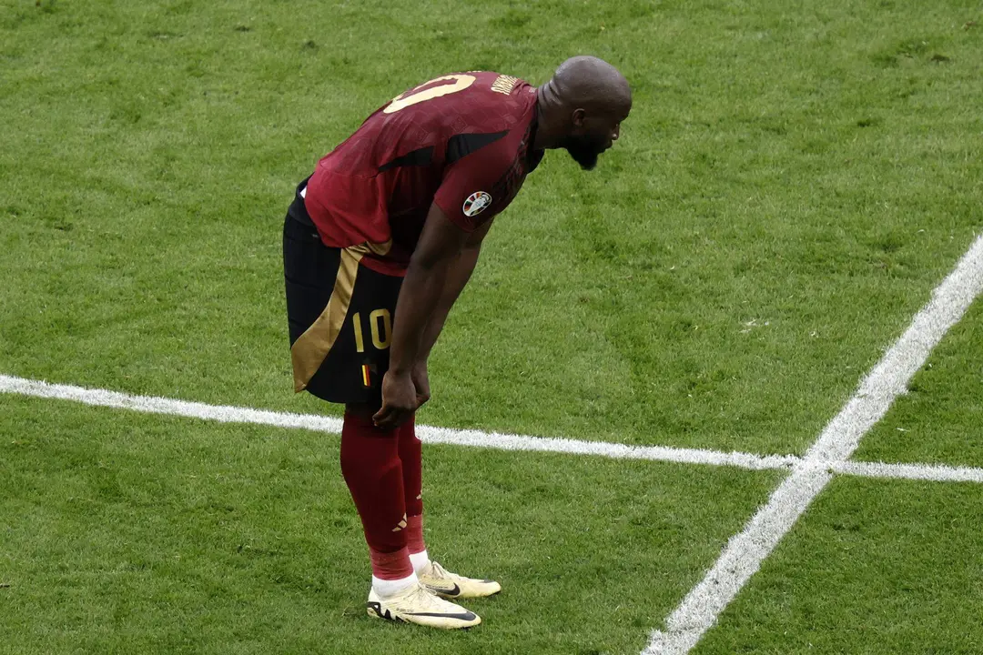 El delantero belga Romelu Lukaku se lamanta tras sufrir al VAR durante el partido del grupo E que han jugado B&eacute;lgica y Eslovaquia en Fr&aacute;nkfort, Alemania. EFE/EPA/ROBERT GHEMENT