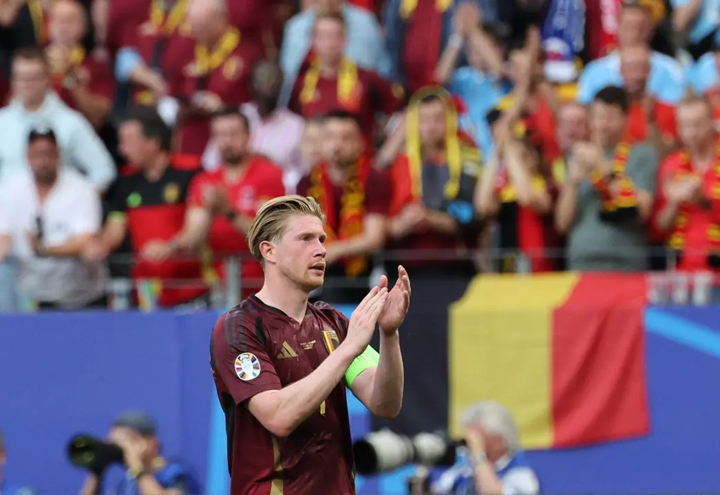 EL medio belga Kevin de Bruyne en Frankfort tras perder B&eacute;lgica con Eslovaquia. EFE/EPA/ABEDIN TAHERKENAREH