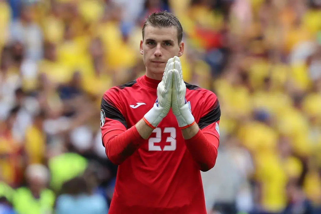 El portero internacional ucraniano Andriy Lunin pide perd&oacute;n durante el partido Ruman&iacute;a-Ucrania que se jug&oacute; en M&uacute;nich, Alemania. EFE/EPA/MOHAMED MESSARA