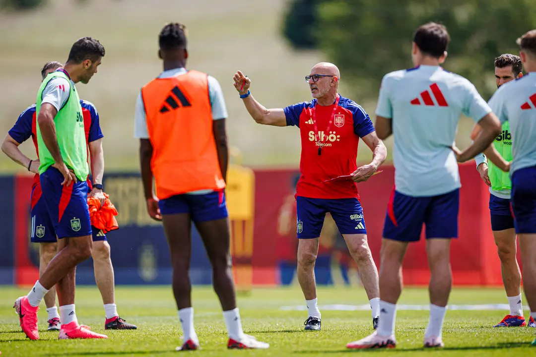 El seleccionador espa&ntilde;ol, Luis de la Fuente, durante el entrenamiento de la selecci&oacute;n espa&ntilde;ola de f&uacute;tbol este martes en el lugar de concentraci&oacute;n de Donaueschingen. EFE/RFEF