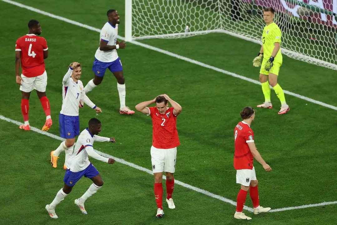 Maximilian W&ouml;ber, defensa de la selecci&oacute;n austriaca, muestra su decepci&oacute;n tras marcar gol en propia puerta ante Francia. EFE/EPA/GEORGI LICOVSKI