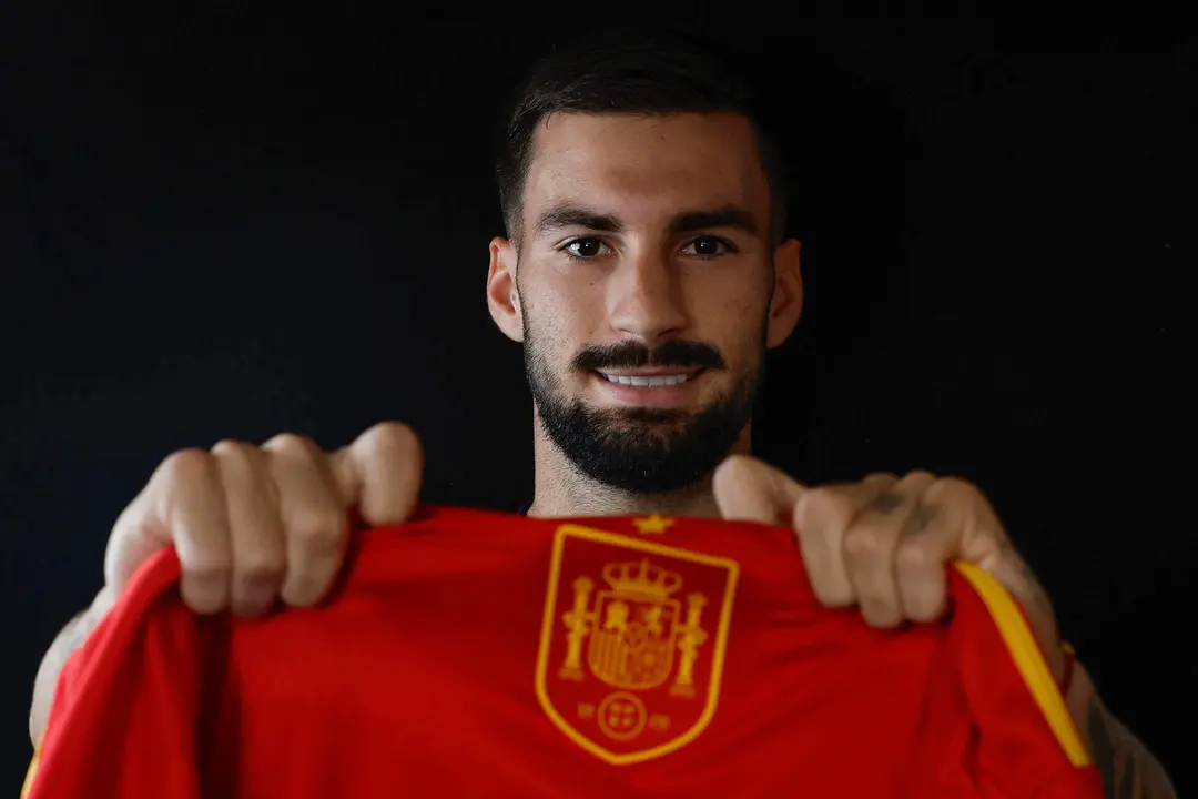 El futbolista &Aacute;lex Baena posa durante una entrevista con la Agencia EFE en Donaueschingen, donde se concentra la selecci&oacute;n espa&ntilde;ola de f&uacute;tbol que participa en la Eurocopa 2024. EFE/J.J. Guill&eacute;n