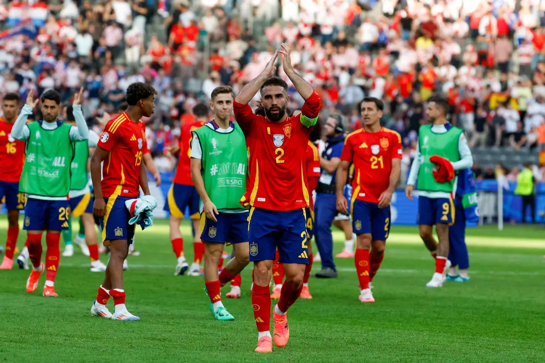 Foto de archivo del defensa de la selecci&oacute;n espa&ntilde;ola Dani Carvajal (c) agradece el apoyo a la afici&oacute;n tras el partido del grupo B de la Eurocopa 2024 entre Espa&ntilde;a y Croacia. EFE/J.J. Guill&eacute;n