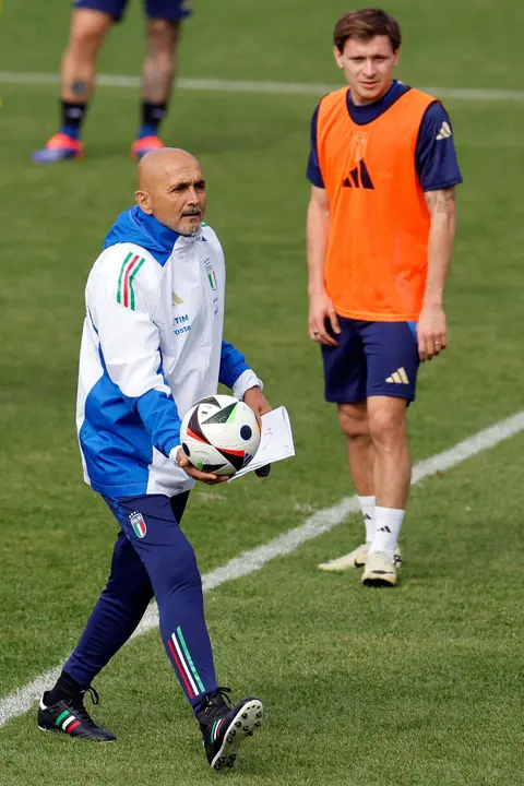 El seleccionador italiano, Luciano Spalletti, junto al centrocampista Nicolo Barella durante un entrenamiento de la selecci&oacute;n de Italia realizado en Iserlohn (Alemania). EFE/ Alberto Est&eacute;vez