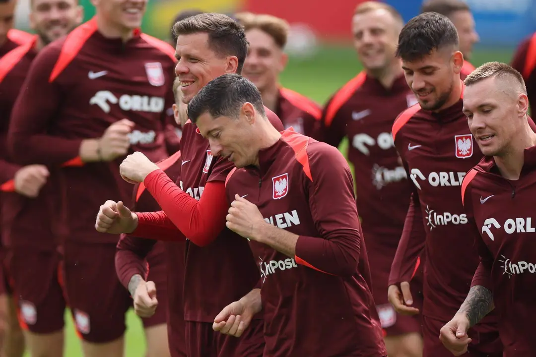 El jugador polaco Robert Lewandowski durante el entrenamiento de este mi&eacute;rcoles. EFE/EPA/Leszek Szymanski
