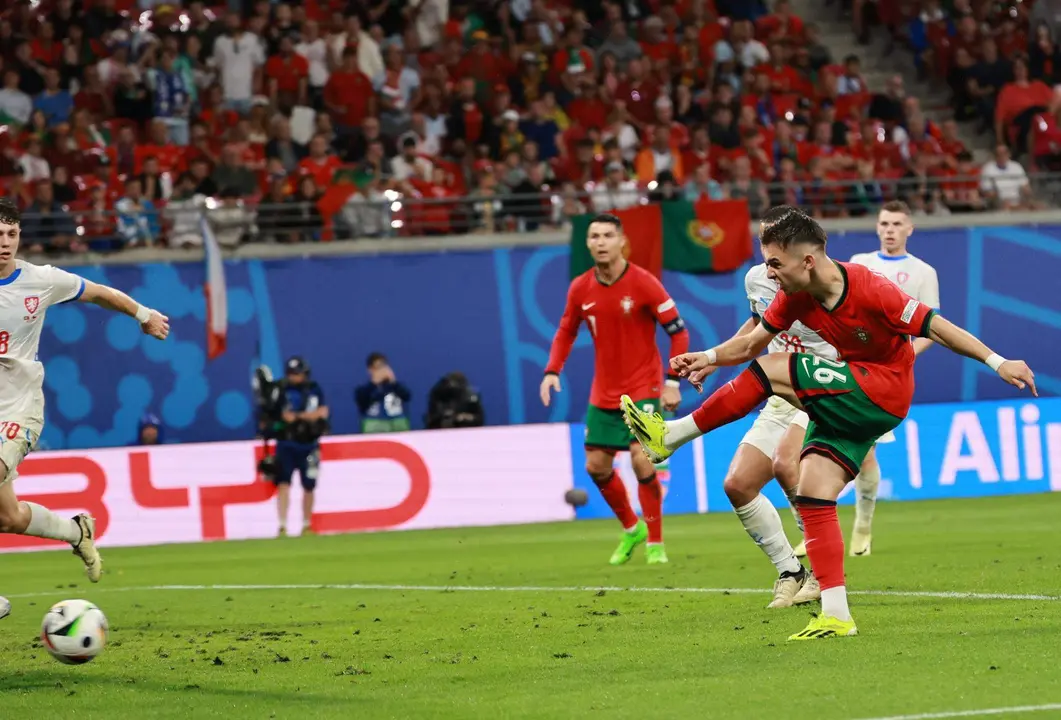 El joven jugador portugu&eacute;s Francisco Conceicao celebra el 2-1 durante el partido del grupo F que han jugado Portugal y Rep&uacute;blica Checa en Leipzig, Alemania. EFE/EPA/CLEMENS BILAN