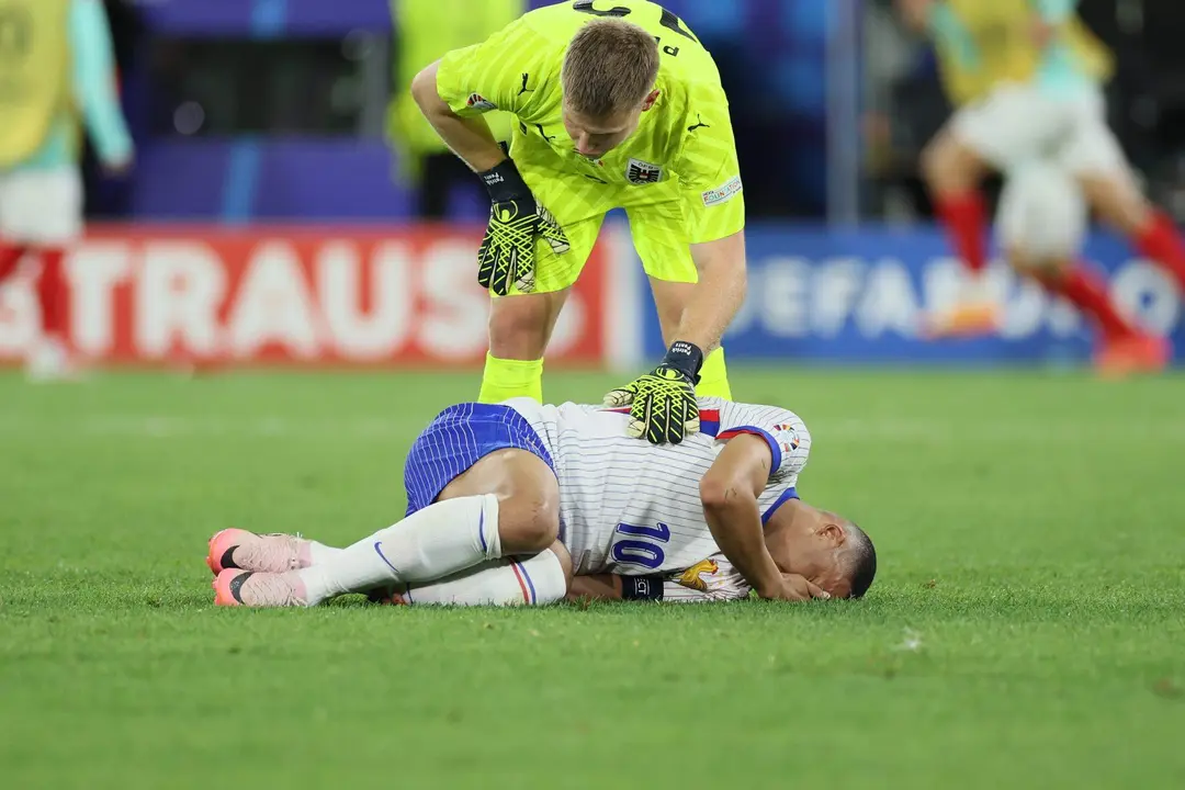 El franc&eacute;s Kylian Mbappe se duele tras recibir un golpe fortuito en el partido del grupo D entre Francia y Dinamarca en Duesseldorf, Alemania. EFE/EPA/Leszek Szymanski