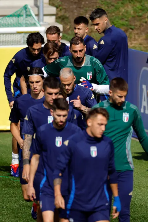 El portero Gianluigi Donnarumma junto a sus compa&ntilde;eros durante el entrenamiento de la selecci&oacute;n de Italia este mi&eacute;rcoles, en Iserlohn (Alemania). Italia jugar&aacute; ma&ntilde;ana contra Espa&ntilde;a en la segunda jornada del grupo B de la Eurocopa 2024. EFE/ Alberto Est&eacute;vez
