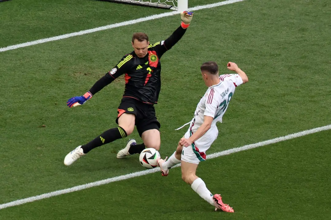 El portero alem&aacute;n Manuel Neuer evita el gol ante el h&uacute;ngaro Roland Sallai durante el partido del grupo A que han jugado Alemania y Hungr&iacute;a en Stuttgart, Alemania.EFE/EPA/MOHAMED MESSARA