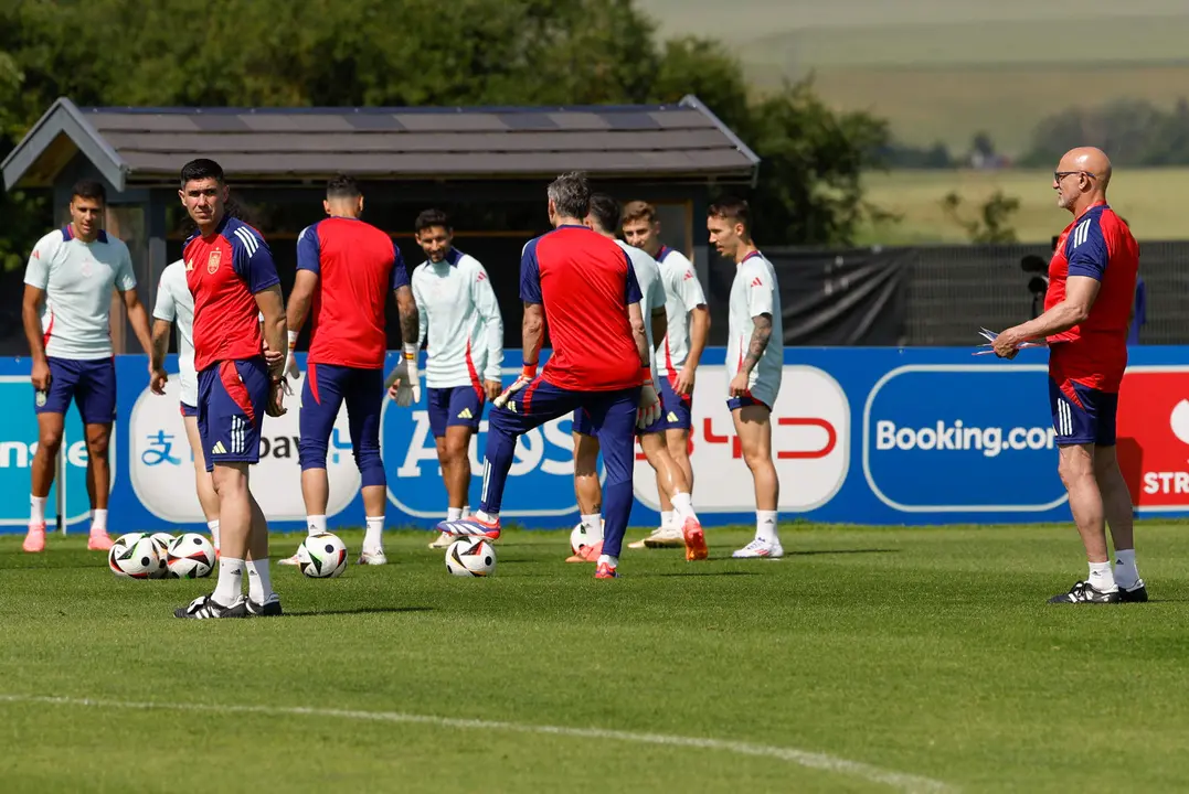 El seleccionador Luis de la Fuente (d) durante el entrenamiento de la selecci&oacute;n espa&ntilde;ola de f&uacute;tbol este mi&eacute;rcoles en el lugar de concentraci&oacute;n de Donaueschingen. EFE/ J.J. Guill&eacute;n