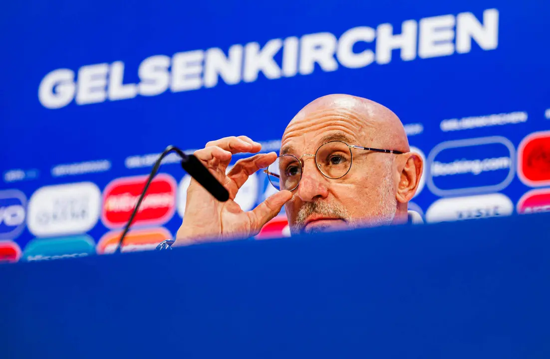 El seleccionador espa&ntilde;ol, Luis de la Fuente, durante la rueda de prensa ofrecida en Gelsenkirchen este mi&eacute;rcoles, v&iacute;spera del segundo partido de la fase de grupos de la Eurocopa ante Italia. EFE/ RFEF