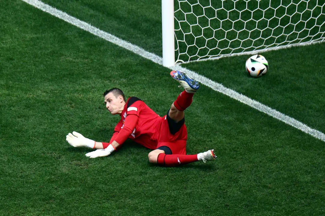 El portero ucraniano Andriy Lunin durante el partido de f&uacute;tbol del Grupo E de la Eurocopa 2024 entre Rumania y Ucrania, en Munich, Alemania. EFE/EPA/ANNA SZILAGYI