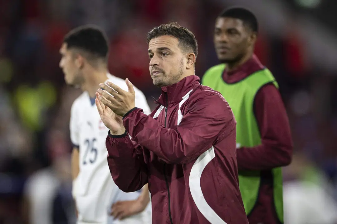 El suizo Xherdan Shaqiri saluda a los seguidores durante el partido de este mi&eacute;rcoles ante Escocia. EFE/EPA/PETER KLAUNZER