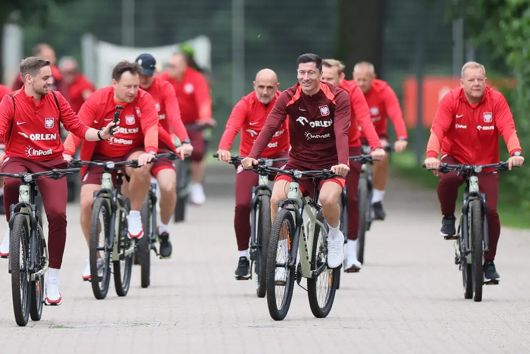 Robert Lewandowski (C) y sus compa&ntilde;eros llegan en bici a un entrenamiento.EFE/EPA/Leszek Szymanski