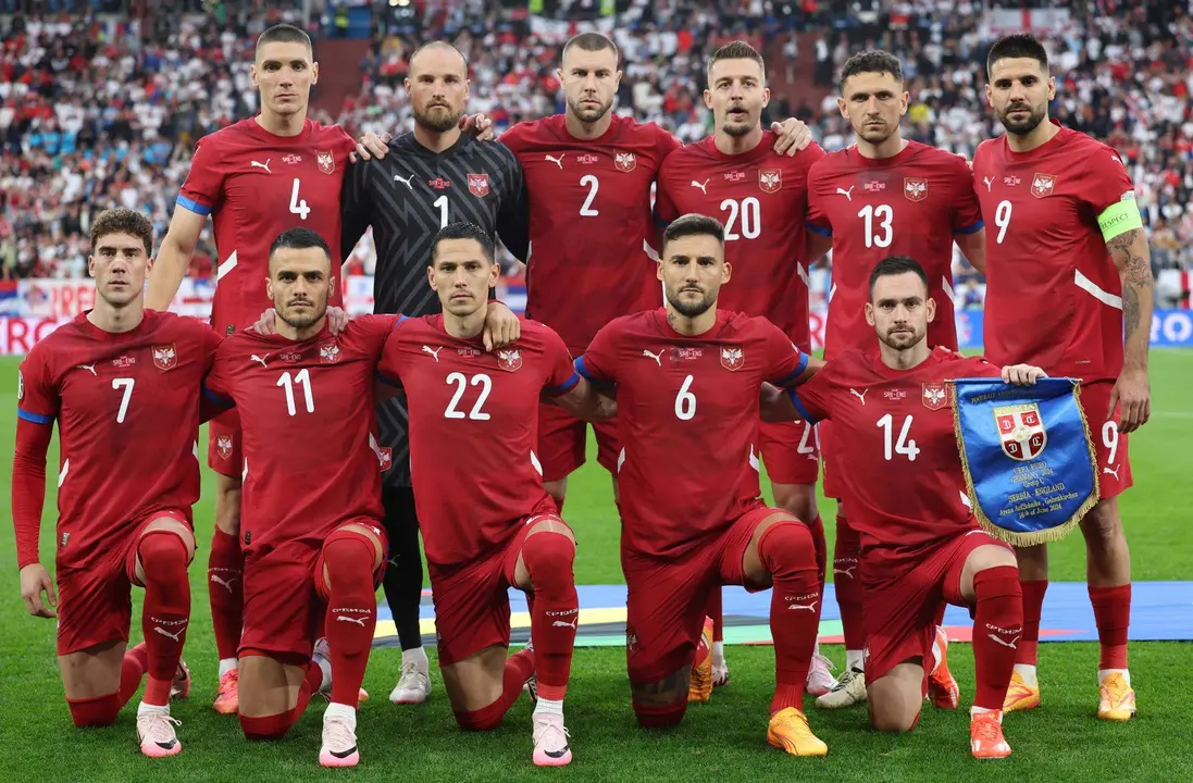 Los jugadores de Serbia posan antes del partido ante Inglaterra el pasado d&iacute;a 16. EFE/EPA/CHRISTOPHER NEUNDORF