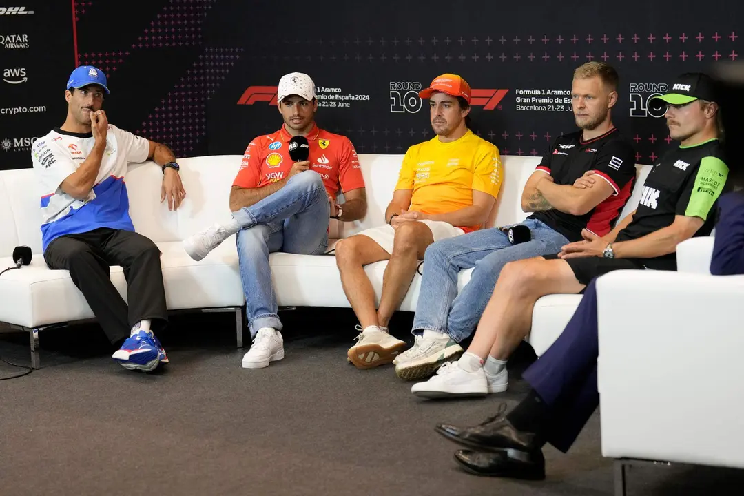 De iz a der el piloto australiano de Alpha Tauri Daniel Ricciardo, el piloto espa&ntilde;ol de Ferrari Carlos Sainz, el pilkoto espa&ntilde;ol de Aston Martin Fernandez Alonso, el piloto danes de Haas Kevin Magnussen, y el finland&eacute;s de Nick Sauber Valtteri Bottasdurante la rueda de prensa ofrecida este jueves en el Circuito de Barcelona Catalu&ntilde;a en Montmel&oacute; donde este fin de semana se disputa el Gran Premio de Espa&ntilde;a de F&oacute;rmula 1.EFE/ Alejandro Garc&iacute;a