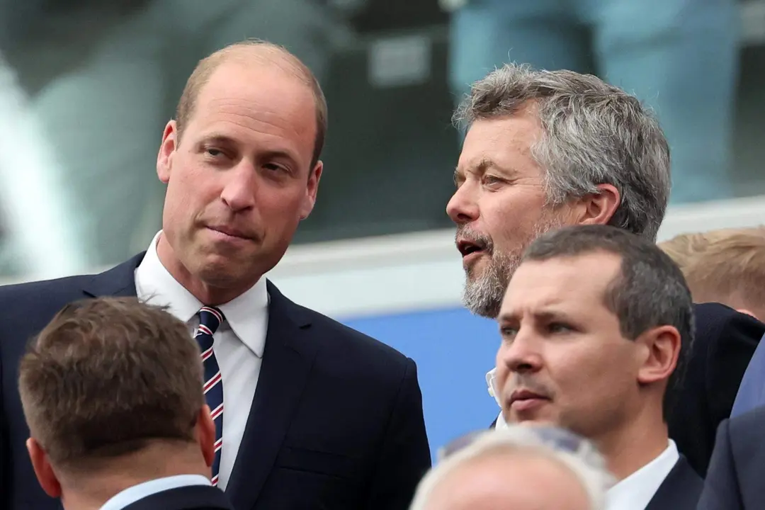 El rey Federico X de Dinamarca y el pr&iacute;ncipe Guillermo de Inglaterra presencia el partido del grupo C entre Dinamarca e Inglaterra en Fr&aacute;nkfort, Alemania. EFE/EPA/ABEDIN TAHERKENAREH
