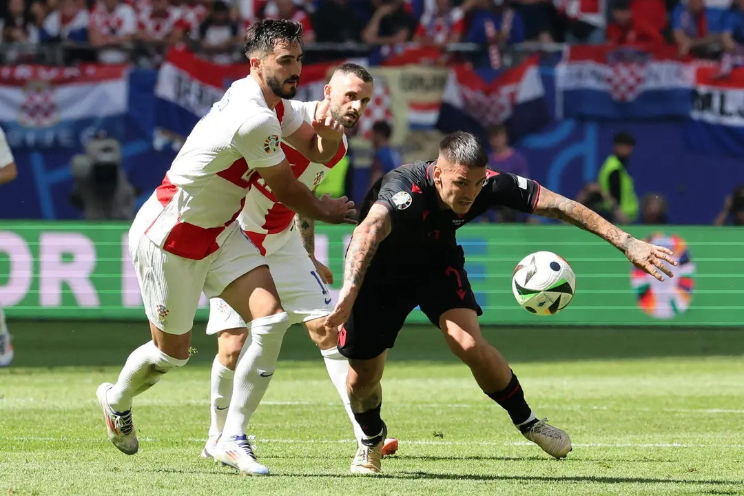 El jugador de Albania Rei Manaj en acci&oacute;n ante el croata Josip Sutalo durante el partido del grupo B jugado por Croacia y Albania en Hamburgo, Alemania,EFE/EPA/ABEDIN TAHERKENAREH