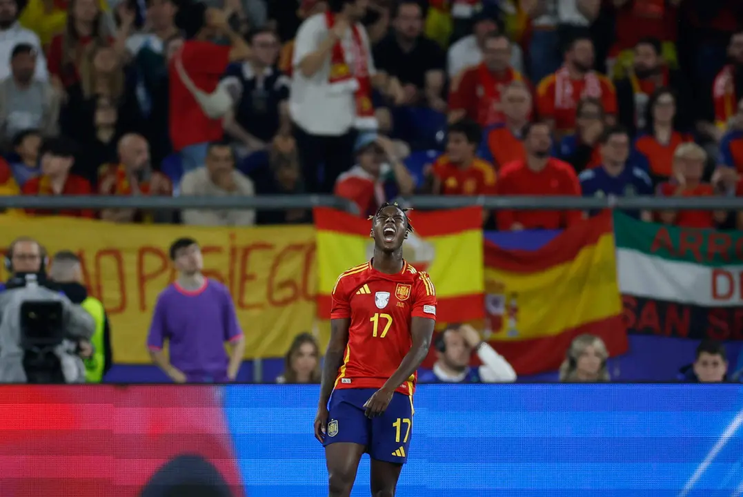El delantero de la selecci&oacute;n espa&ntilde;ola, Nico Williams, se lamenta tras un lanzamiento al palo durante el encuentro de la fase de grupos de la Eurocopa 2024 que Espa&ntilde;a e Italia disputaron en el Arena AufSchalke, Gelsenkirchen (Alemania). EFE/Alberto Est&eacute;vez.