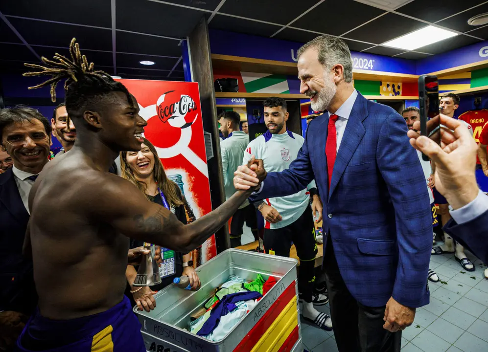 El rey Felipe VI (d) visita el vestuario de la selecci&oacute;n espa&ntilde;ola de f&uacute;tbol tras el encuentro de la fase de grupos de la Eurocopa 2024 que los combinados nacionales de Espa&ntilde;a e Italia disputaron hoy jueves en el Arena AufSchalke, Gelsenkirchen (Alemania). EFE/RFEF ***S&Oacute;LO USO EDITORIAL / S&Oacute;LO DISPONIBLE PARA ILUSTRAR LA NOTICIA QUE ACOMPA&Ntilde;A (CR&Eacute;DITO OBLIGATORIO)***