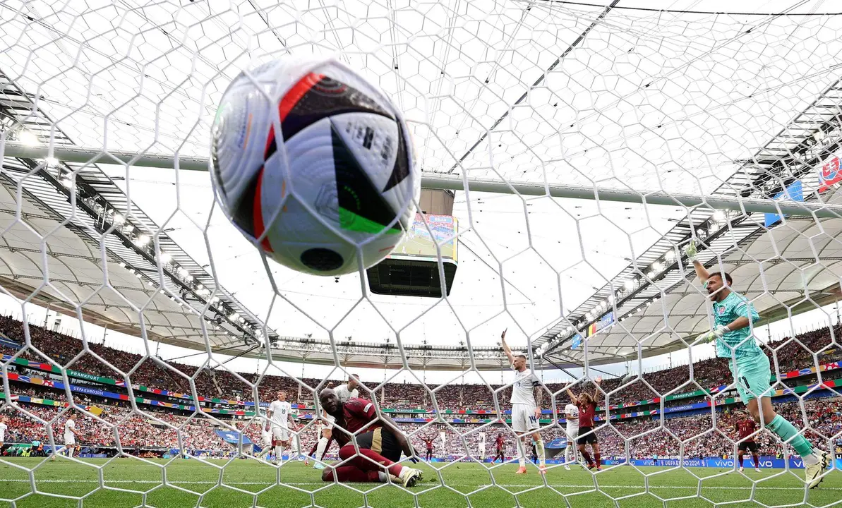 El delantero de B&eacute;lgica Romelu Lukaku (C) marca un gol que fue despu&eacute;s anulado por el VAR durante el partido del Grupo E de la Eurocopa disputado entre B&eacute;lgica y Eslovaquia en Frankfurt Main, Alemania. EFE/ABEDIN TAHERKENAREH