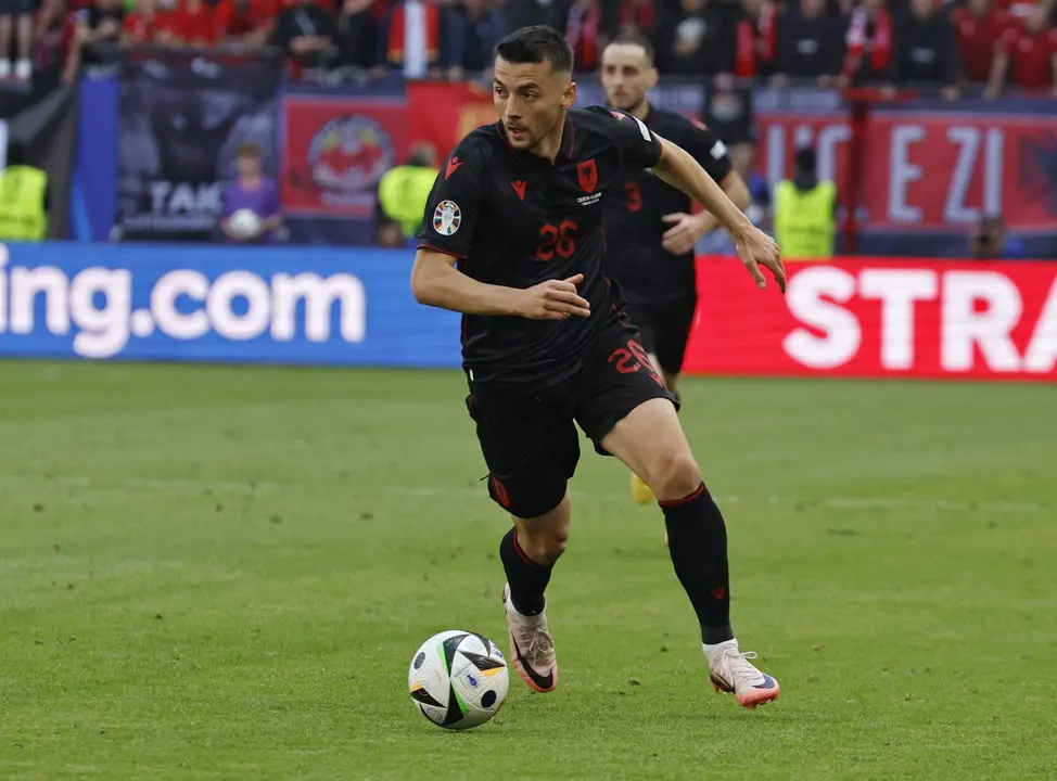 Arb&euml;r Hoxha, atacante del Dinamo de Zagreb y uno de los peligros de la Albania que dirige el brasile&ntilde;o Sylvinho, durante el partido ante Croacia. EFE/EPA/ROBERT GHEMENT