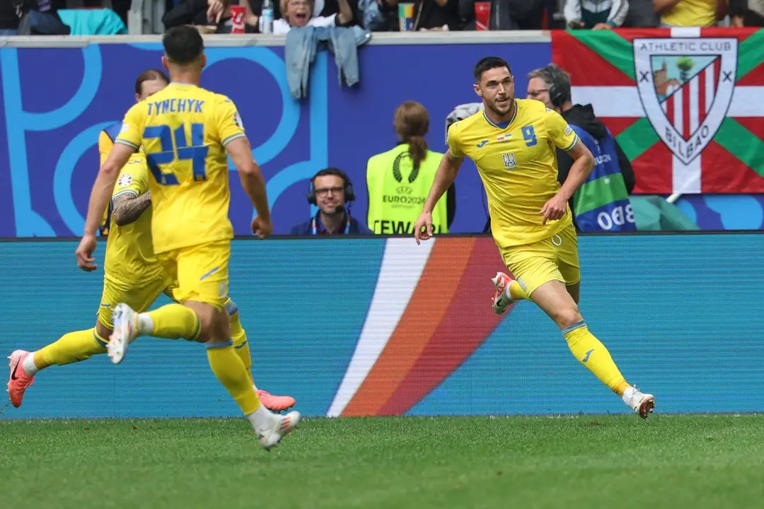 El jugador ucraniano Roman Yaremchuk (d) celebra el 2-1 durante el partido del grupo E que han jugado Eslovaquia y Ucrania en D&uuml;sseldorf en Alemania. EFE/EPA/CHRISTOPHER NEUNDORF