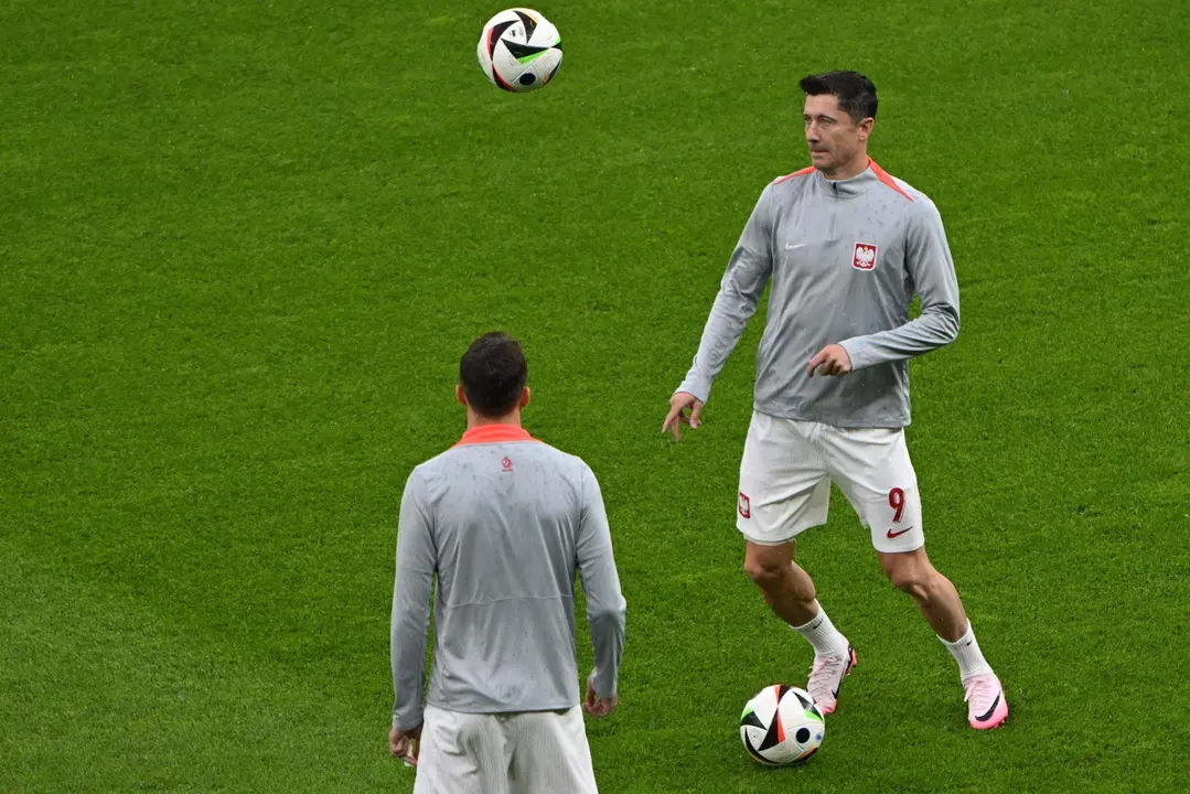 El delantro placo Robert Lewandowski (d) durante el partido del grupo D que juegan Austria y Polonia en Berl&oacute;n, Alemania. EFE/EPA/Marcin Bielecki