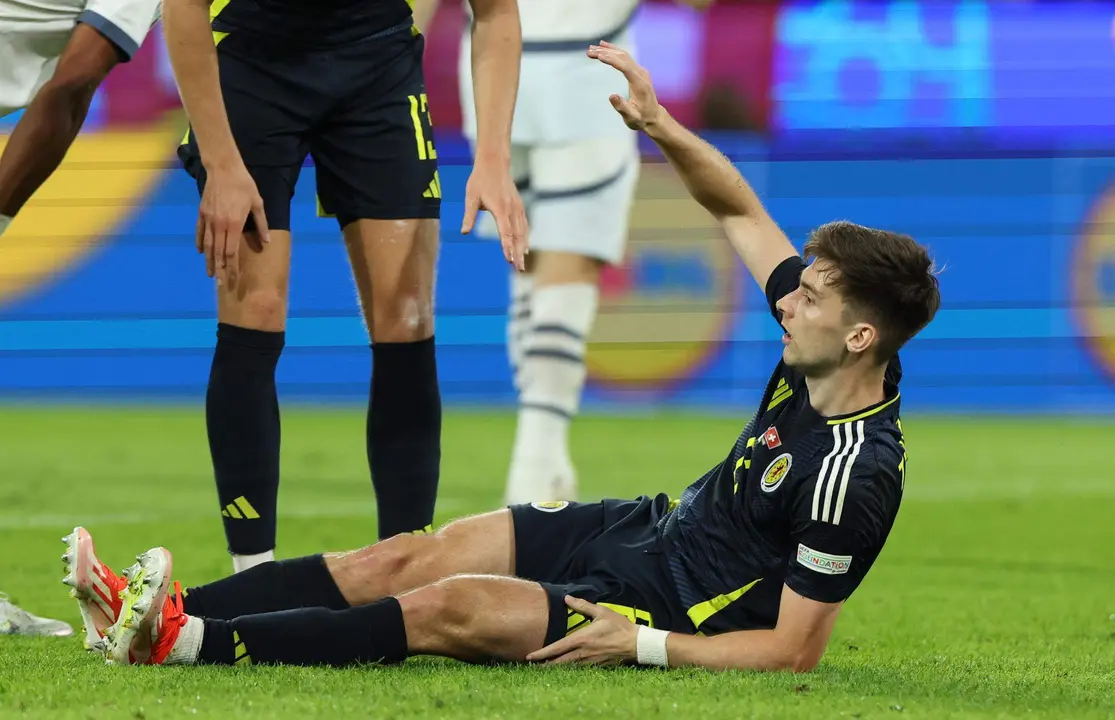 Kieran Tierney, defensa de la selecci&oacute;n escocesa, en el partido ante Suecia jugado en Colonia, Alemania. EFE/EPA/GEORGI LICOVSKI