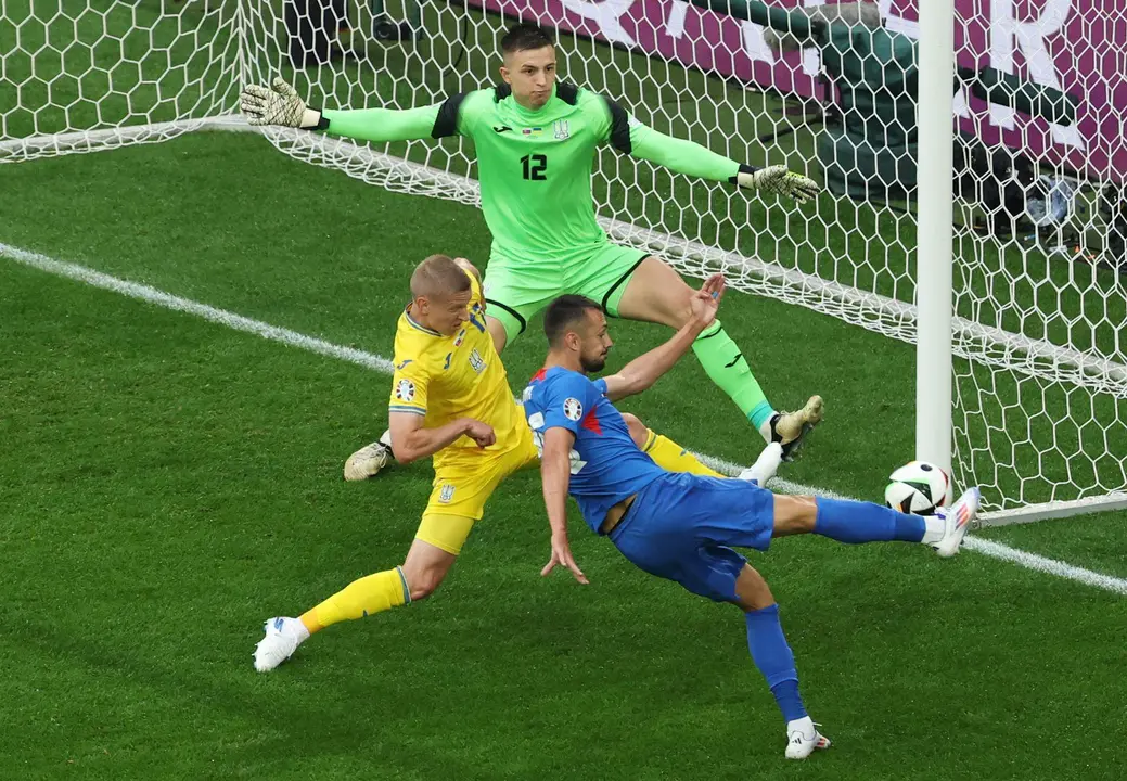 El jugador de Eslovaquia Ivan Schranz (d) logra el gol ante Ucrania al superar al portero ucraniano Anatolii Trubin (top) durante el partido del grupo E que jugaron Eslovaquia y Ucrania en D&uuml;sseldorf, Alemania. EFE/EPA/FRIEDEMANN VOGEL