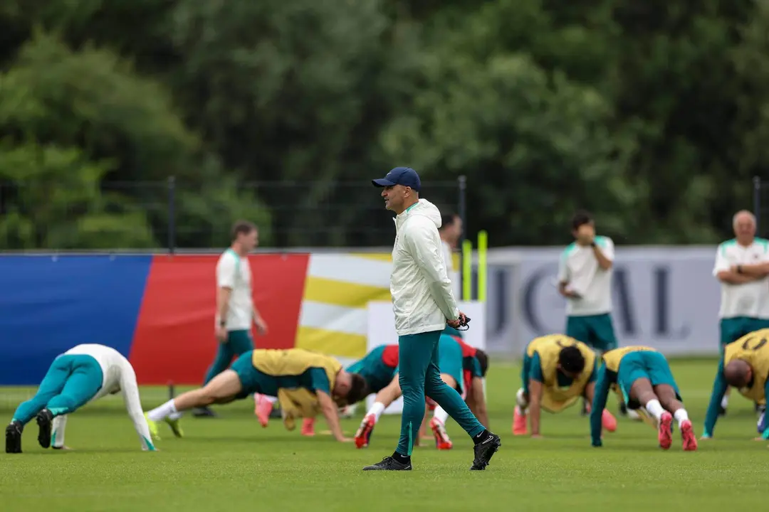 El entrenador de la selecci&oacute;n de f&uacute;tbol de Portugal, Roberto Martinez, dirige el entrenamiento del equipo en Marienfeld, Harsewinkel, Alemania, el 21 de junio de 2024. Portugal se enfrenta a Turqu&iacute;a ma&ntilde;ana en un partido clasificatorio del grupo F de la Eurocopa 2024.  EFE/EPA/MIGUEL A. LOPES