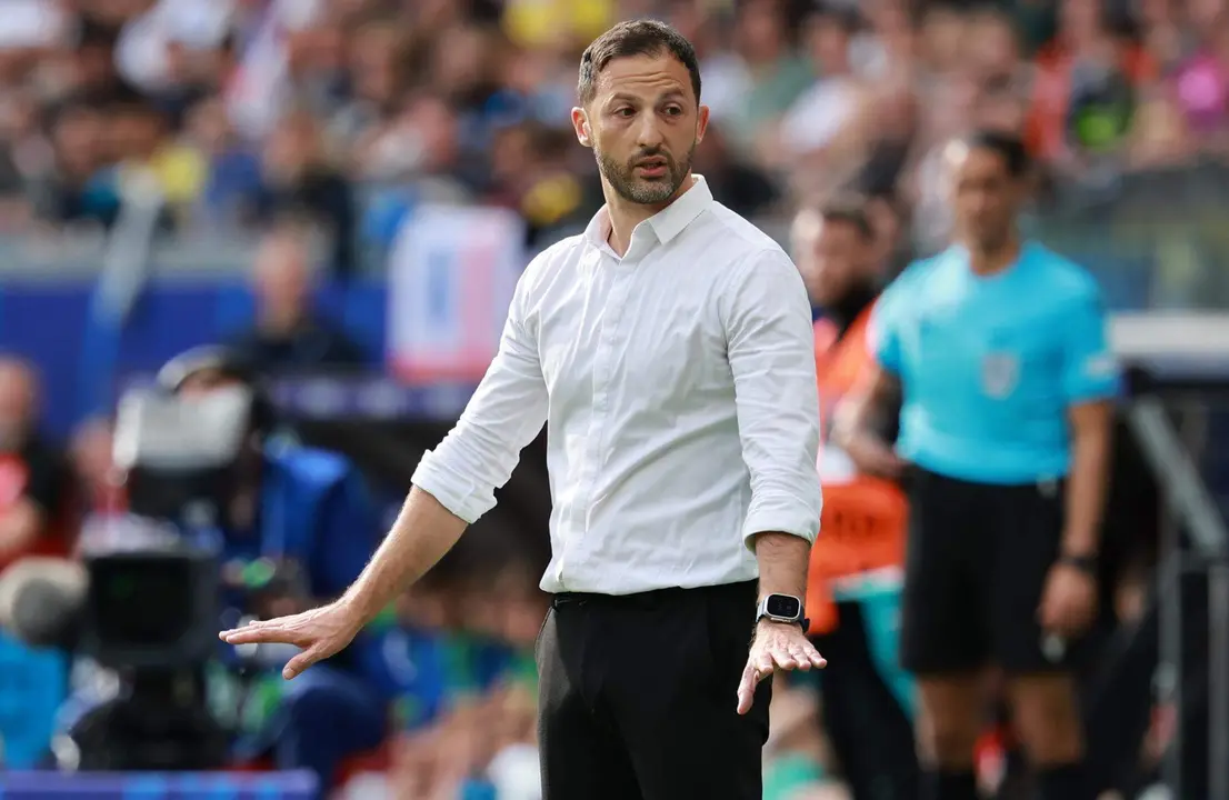El seleccionador belga Domenico Tedesco gesticula durante el partido del grupo E que jugaron B&eacute;lgica y Eslovaquia en Fr&aacute;nkfort Alemania. EFE/EPA/CLEMENS BILAN