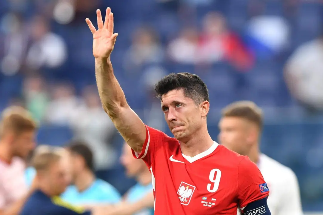 El polaco Robert Lewandowski saluda a la afici&oacute;n tras el partido de la Eurocopa 2020 entre las selecciones de Suecia y Polonia, en San Petersburgo, en el que marc&oacute; dos goles. EFE/EPA/Adam Warzawa