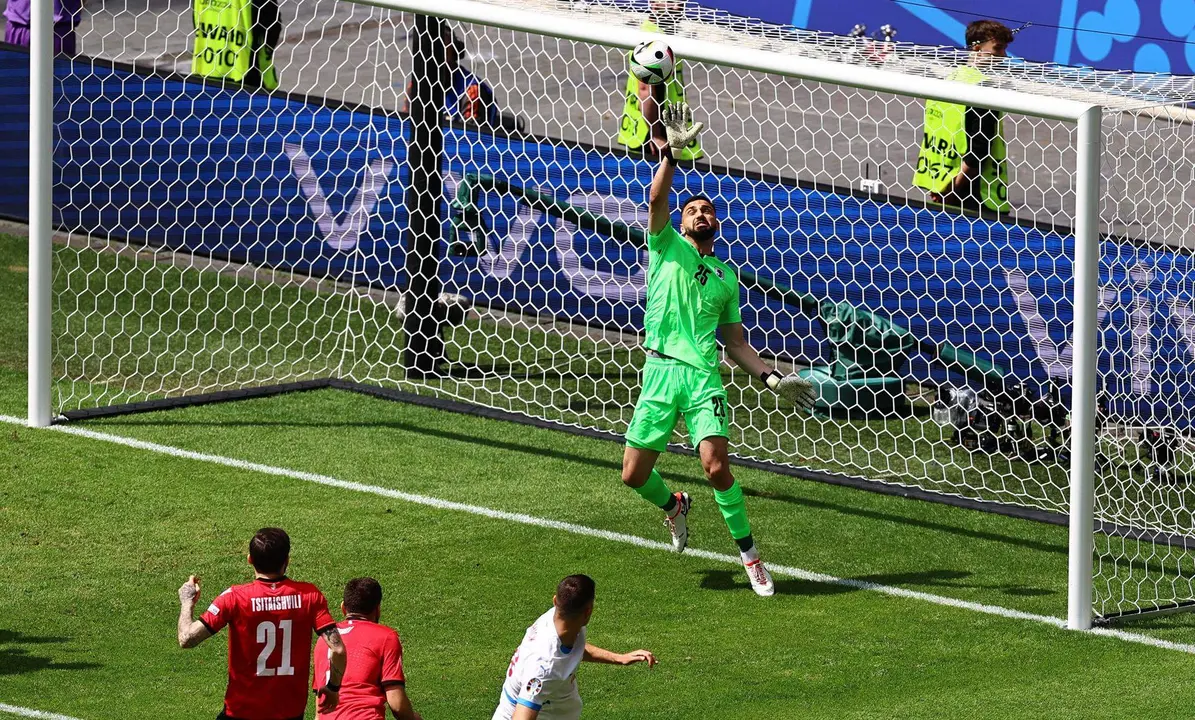 El portero Giorgio Mamardashvili durante el partido del grupo F entre Georgia y Rep&uacute;blica Checa en Hamburgo Alemania. EFE/EPA/FILIP SINGER