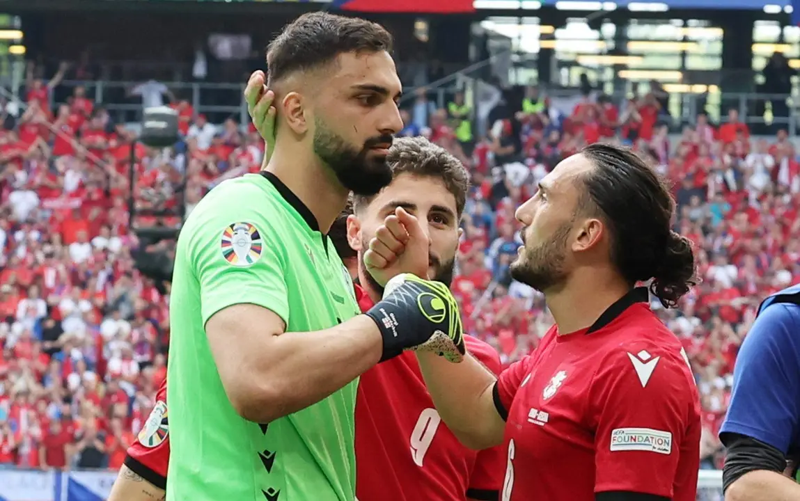 El portero de Georgia Giorgi Mamardashvili () es felicutado por su compa&ntilde;ero Giorgi Kochorashvili (d) durante el partido del grupo Fque han jugado Georgia y Rep&uacute;blica Checa en Hamburgo. EFE/EPA/ABEDIN TAHERKENAREH