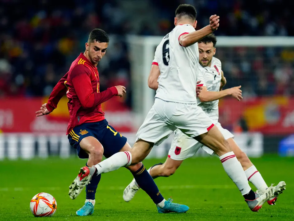 El centrocampista de la selecci&oacute;n espa&ntilde;ola Ferr&aacute;n Torres (i), durante el partido amistoso que Espa&ntilde;a y Albania disputaron en el RCDE Stadium en Barcelona.- EFE / Enric Fontcuberta