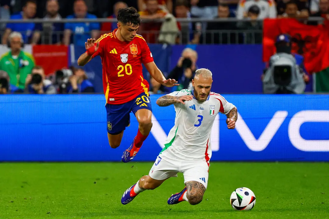 El centrocampista de la selecci&oacute;n espa&ntilde;ola de f&uacute;tbol Pedri (i) lucha con Federico Dimarco, de la selecci&oacute;n italiana, durante el encuentro de la fase de grupos de la Eurocopa 2024 que los combinados nacionales de Espa&ntilde;a e Italia en el Arena AufSchalke, Gelsenkirchen (Alemania). EFE/JJ Guill&eacute;n