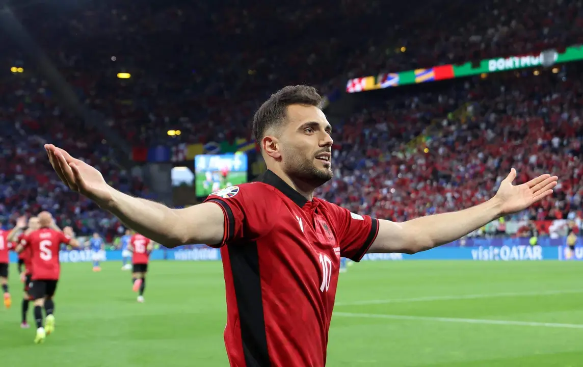 El alban&eacute;s Nedim Bajram, autor del gol ante Italia. EFE/EPA/FRIEDEMANN VOGEL