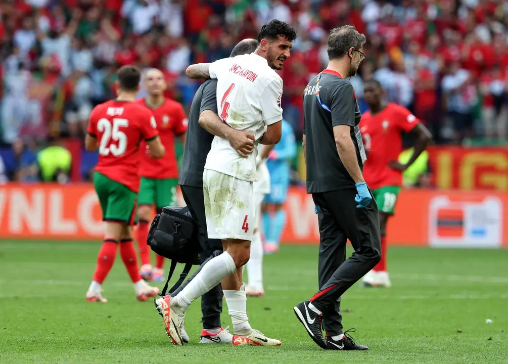 Samet Akaydin, defensa central de la selecci&oacute;n de Turqu&iacute;a, se retir&oacute; lesionado, renqueante, con un golpe en el costado, del terreno de juego en el minuto 75 durante la segunda jornada del grupo F de la Eurocopa 2024 contra Portugal.EFE/EPA/FRIEDEMANN VOGEL