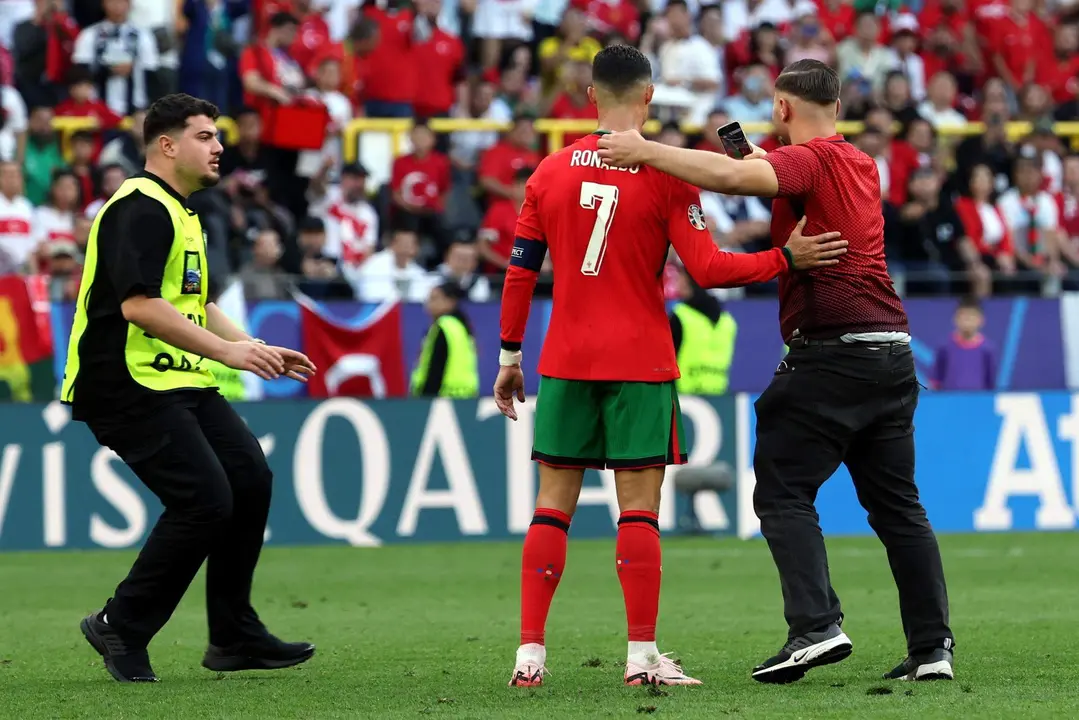 Un espont&aacute;neo salta al c&eacute;sped de Dortmund para saludar a Cristiano Ronaldo EFE/EPA/FRIEDEMANN VOGEL