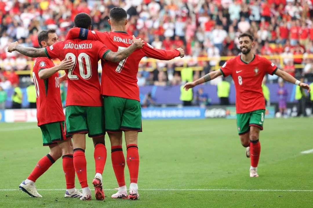 Los jugadores de Portugal Bruno Fernandes (d), Bernardo Silva (I), Joao Cancelo (2-I) y Cristiano Ronaldo celebran el 0-3 durante el partido del grupo F que han jugado Turqu&iacute;a y Portugal, en Dortmund, Alemania. EFE/EPA/MIGUEL A. LOPES