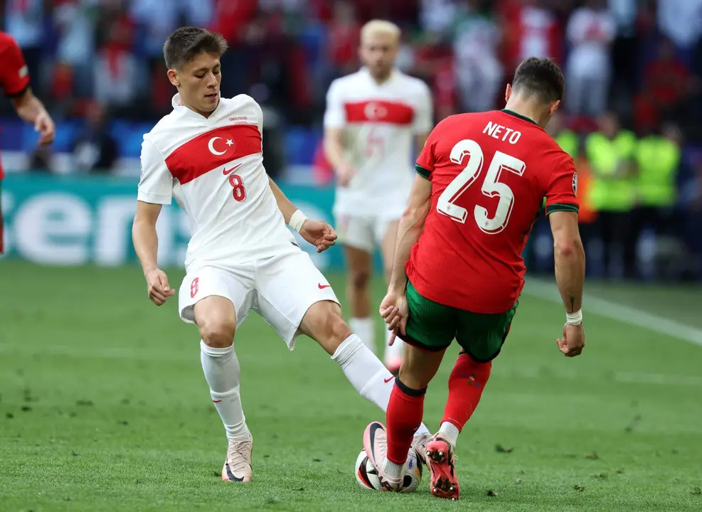 El jugador Arda G&uuml;ler y Pedro Neto luchan por el bal&oacute;n durante el partido del grupo F que han jugado Turqu&iacute;a y Portugal en Dortmud, Alemania. EFE/EPA/FRIEDEMANN VOGEL