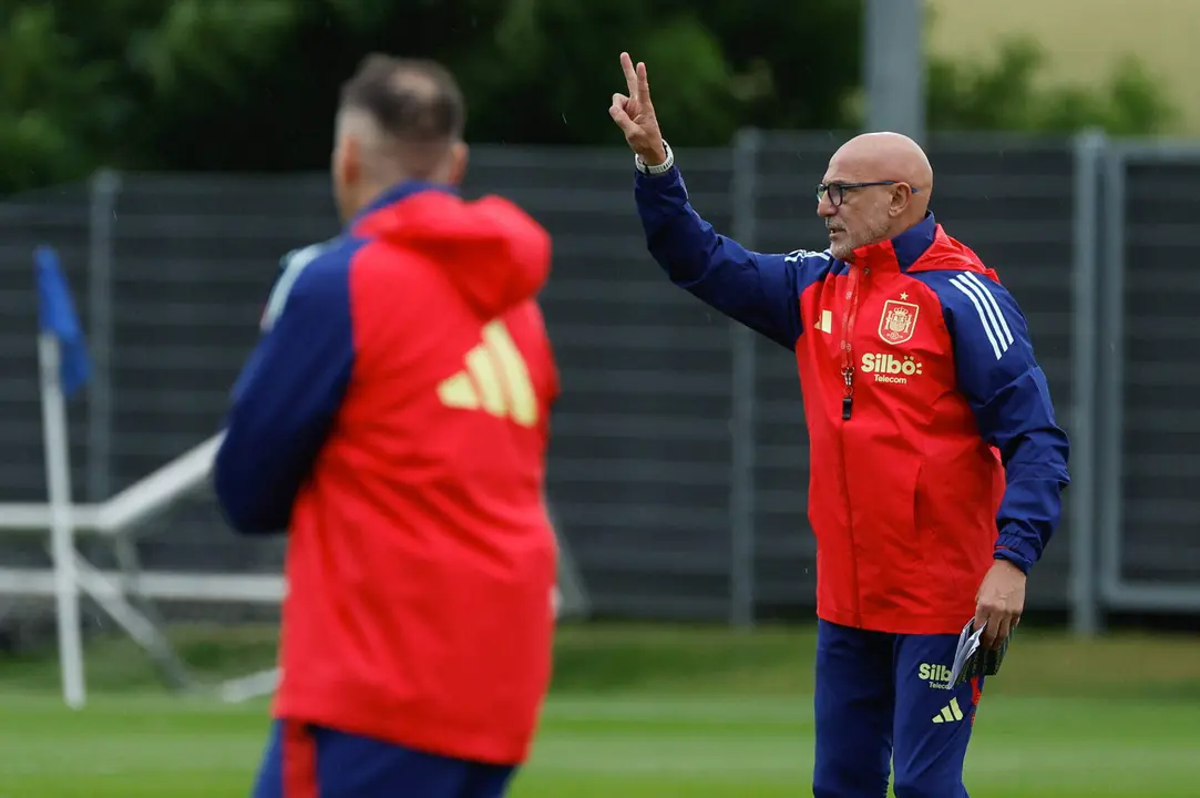El t&eacute;cnico de la selecci&oacute;n espa&ntilde;ola de f&uacute;tbol, Luis de la Fuente, durante un entrenamiento del combinado espa&ntilde;ol en las instalaciones de Der Oschberghof en la localidad alemana de Donaueschingen. EFE / J.J. Guill&eacute;n.