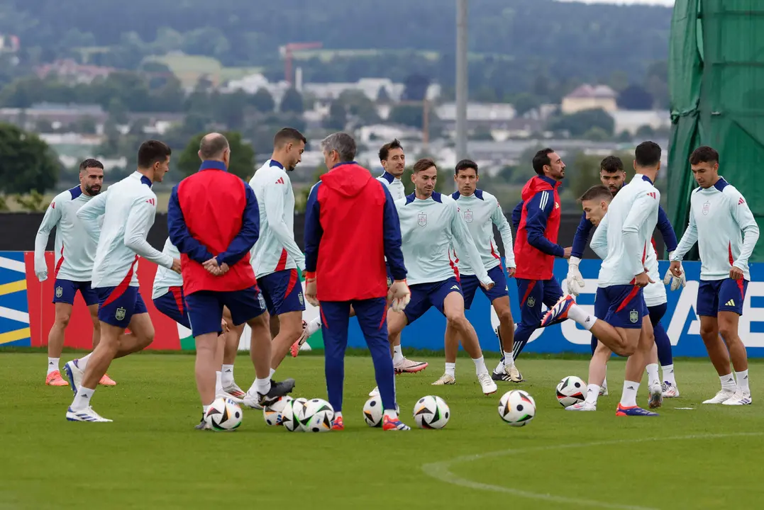 Los jugadores de la selecci&oacute;n de Espa&ntilde;a, durante un entrenamiento celebrado en Donaueschingen (Alemania). EFE/ J.J. Guill&eacute;n