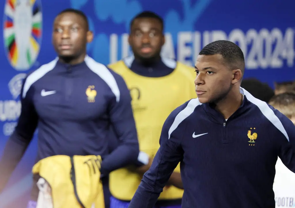 El jugador franc&eacute;s Kylian Mbappe llega al partido de f&uacute;tbol de la Eurocopa 2024 del Grupo D entre Holanda y Francia, en Leipzig, Alemania. EFE/EPA/RONALD WITTEK